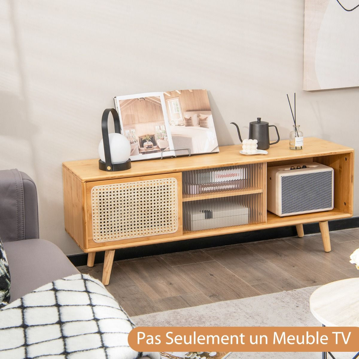 Meuble TV En Bambou Avec 4 Compartiments Pour TV 55" Au Max Banc TV À 4 Pieds En Bois Massif 2 Portes Coulissantes En Rotin Et Verre Trempé 120,5X31X45,5Cm